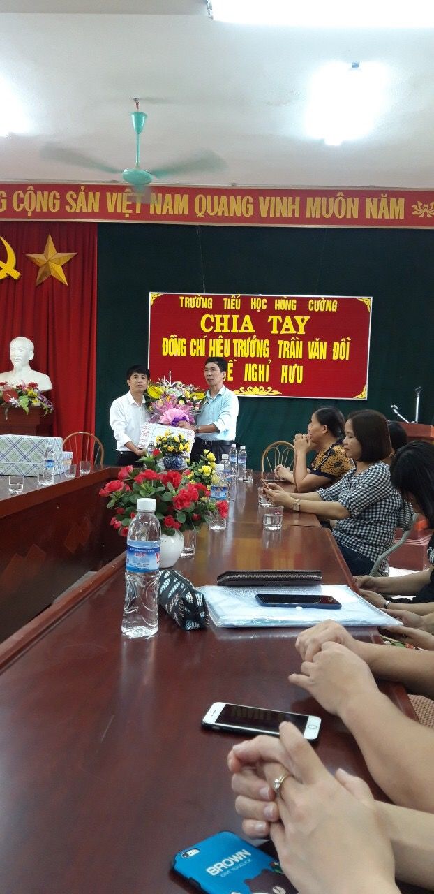 Chia tay đồng chí Trần Văn Đỗi - Hiệu trưởng nhà trường về nghỉ hưu